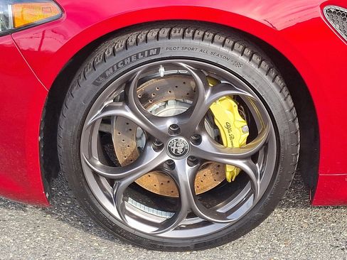 Used 2024 Alfa Romeo Giulia Quadrifoglio image 9