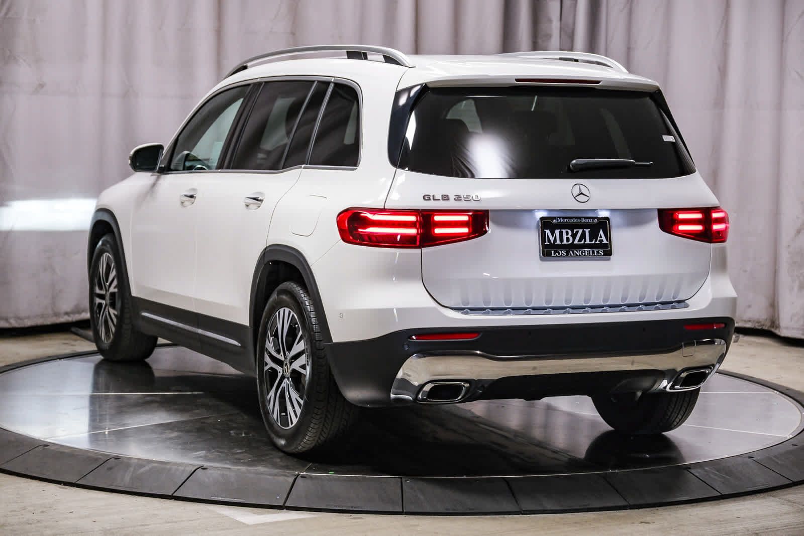 Used 2024 Mercedes-Benz GLB 250 image 2