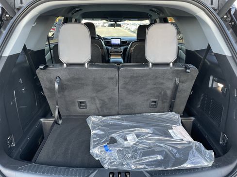 Used 2023 Ford Explorer XLT w/ Equipment Group 202A image 6
