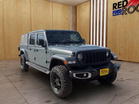Used 2025 Jeep Gladiator Sport AWD/4WD image 8