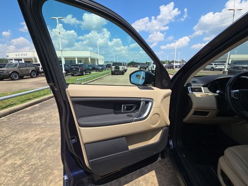 Used 2019 Land Rover Discovery Sport HSE AWD/4WD image 12