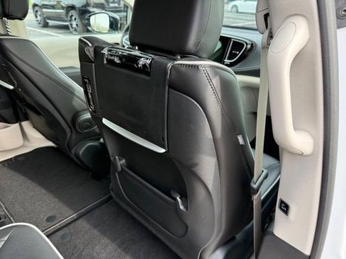 Used 2024 Chrysler Pacifica Limited w/ Uconnect Theater Family Group FWD image 13