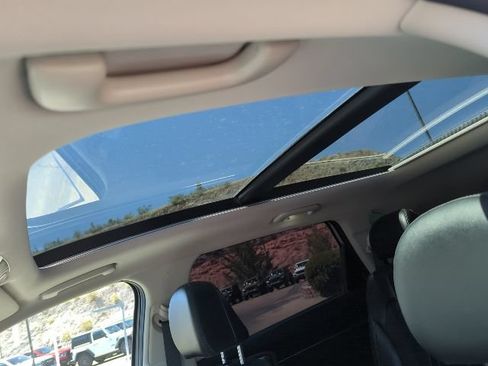 Used 2023 Kia Sorento EX w/ Panoramic Sunroof Package FWD image 6