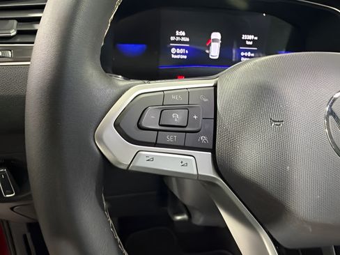 Used 2023 Volkswagen Tiguan SE w/ Panoramic Sunroof Package FWD image 16
