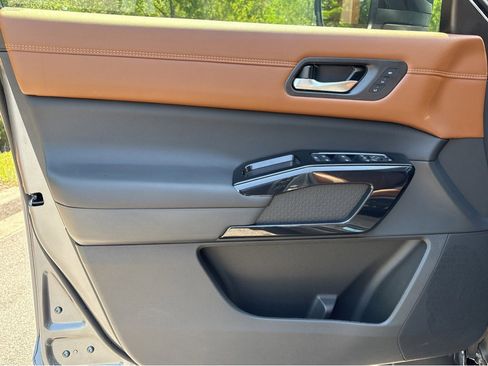 Certified 2026 Nissan Pathfinder Platinum FWD image 15