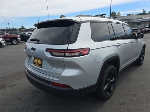 Used 2023 Jeep Grand Cherokee L Laredo image 4