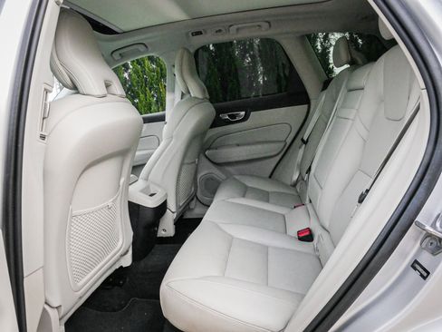 Used 2019 Volvo XC60 T5 Momentum w/ Multimedia Package image 8