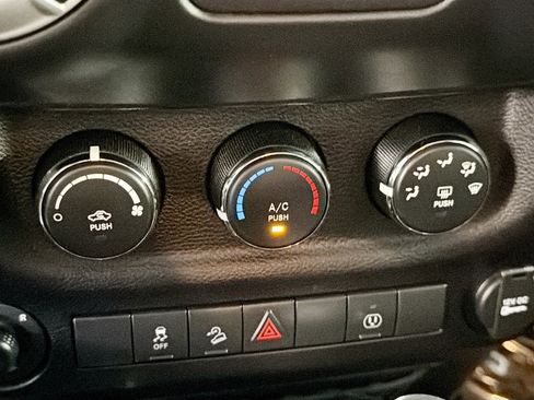 Used 2016 Jeep Wrangler Unlimited Sahara w/ Connectivity Group AWD/4WD image 21