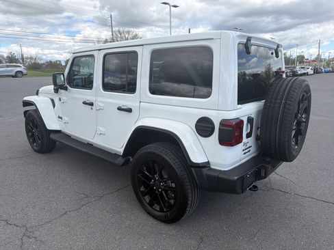 Used 2025 Jeep Wrangler Sahara AWD/4WD image 6
