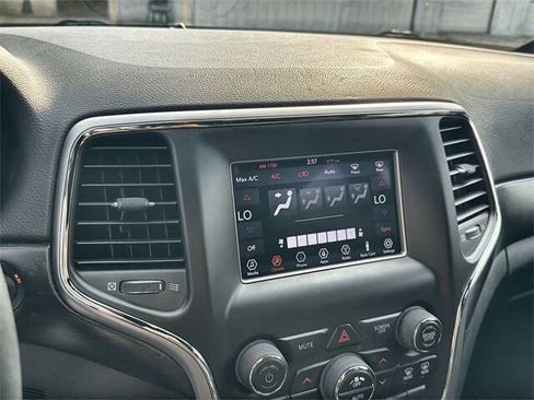 Used 2018 Jeep Grand Cherokee Laredo image 12
