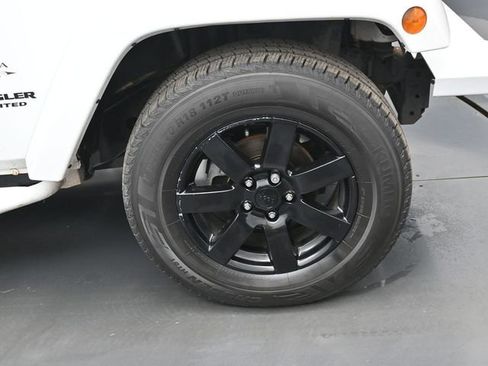 Used 2016 Jeep Wrangler Unlimited Sahara w/ Connectivity Group AWD/4WD image 36