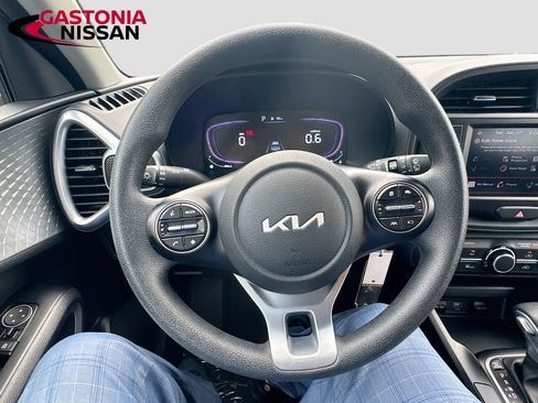 Used 2025 Kia Soul LX w/ LX Technology Package FWD image 14
