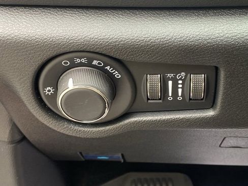 Used 2025 Chrysler Voyager LX image 25