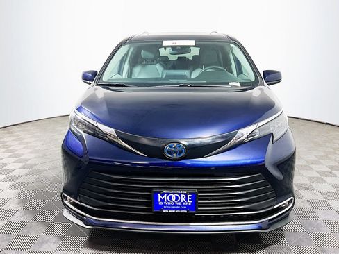 Certified 2024 Toyota Sienna XLE FWD image 2