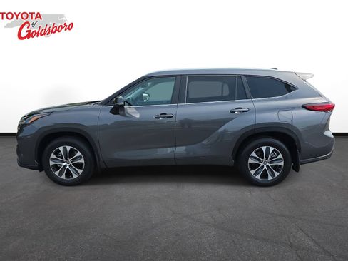 Used 2023 Toyota Highlander XLE FWD image 8