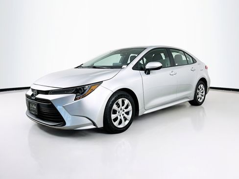 Used 2025 Toyota Corolla LE image 3