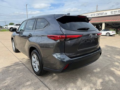 Used 2021 Toyota Highlander LE FWD image 5