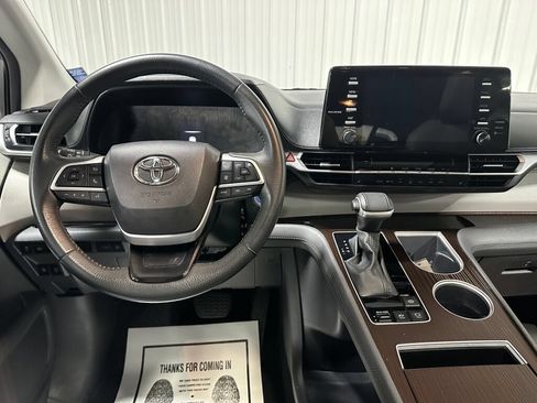 Used 2024 Toyota Sienna XLE AWD/4WD image 9