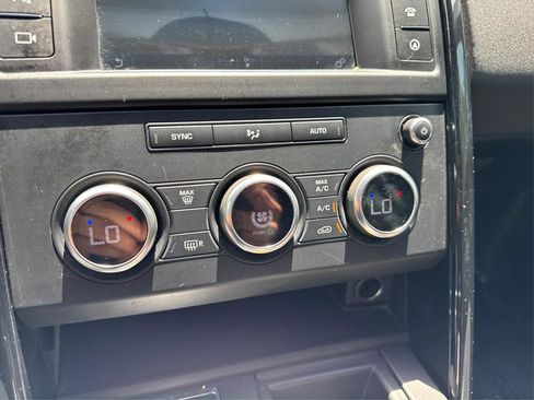 Used 2017 Land Rover Discovery SE image 31