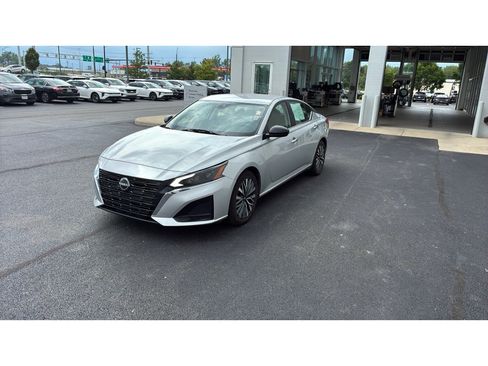 Used 2024 Nissan Altima 2.5 SV FWD image 3