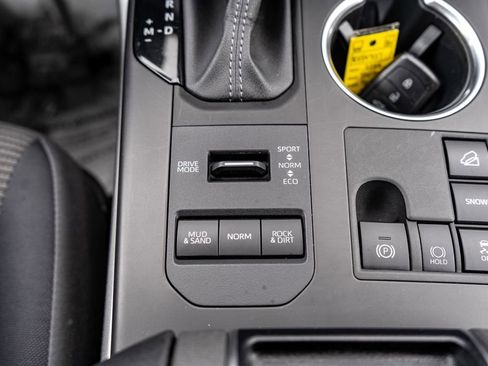 Used 2024 Toyota Highlander LE image 29