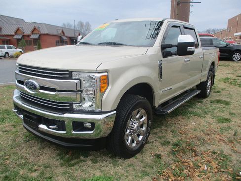 Used 2017 Ford F250 Lariat w/ Chrome Package image 3