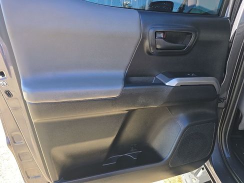 Used 2017 Toyota Tacoma SR5 w/ Tow Package image 31