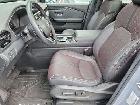 Certified 2025 Honda Pilot Black Edition image 18