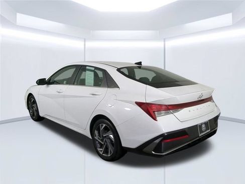 Used 2025 Hyundai Elantra SEL FWD image 8