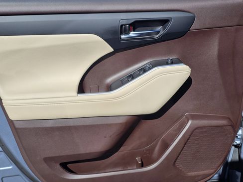 Used 2021 Toyota Highlander XLE image 15