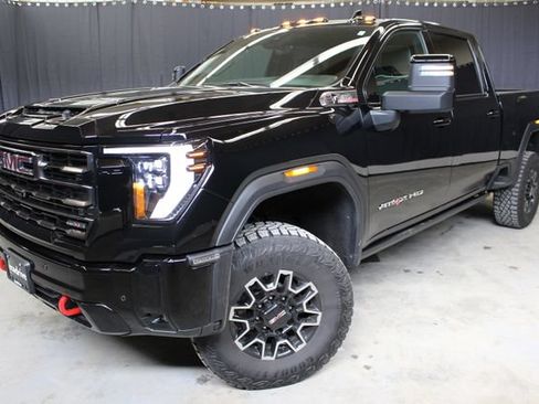 Used 2025 GMC Sierra 2500 AT4X AWD/4WD image 3