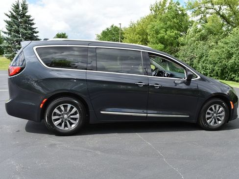 Used 2019 Chrysler Pacifica Touring-L Plus FWD image 4