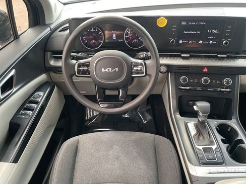 Used 2022 Kia Carnival LX image 11