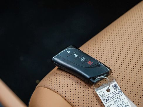 Certified 2025 Lexus ES 300h w/ Premium Package image 29