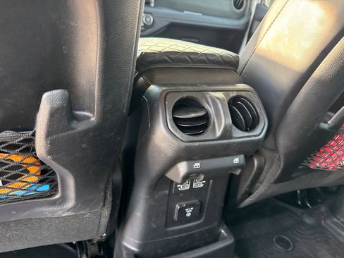 Used 2025 Jeep Wrangler Unlimited Rubicon AWD/4WD image 13