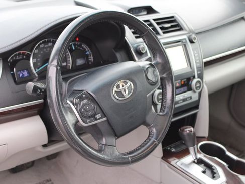 Used 2013 Toyota Camry XLE image 17