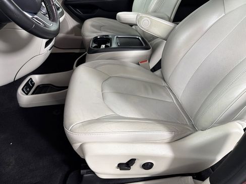 Used 2021 Chrysler Pacifica Touring-L FWD image 10