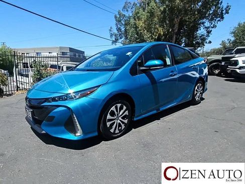 Used 2021 Toyota Prius Prime XLE FWD image 3