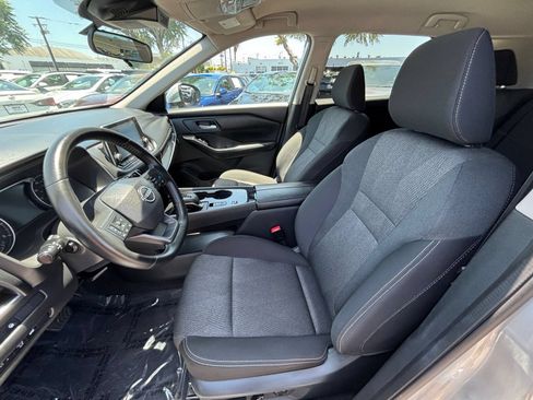 Used 2025 Nissan Rogue SV FWD image 28