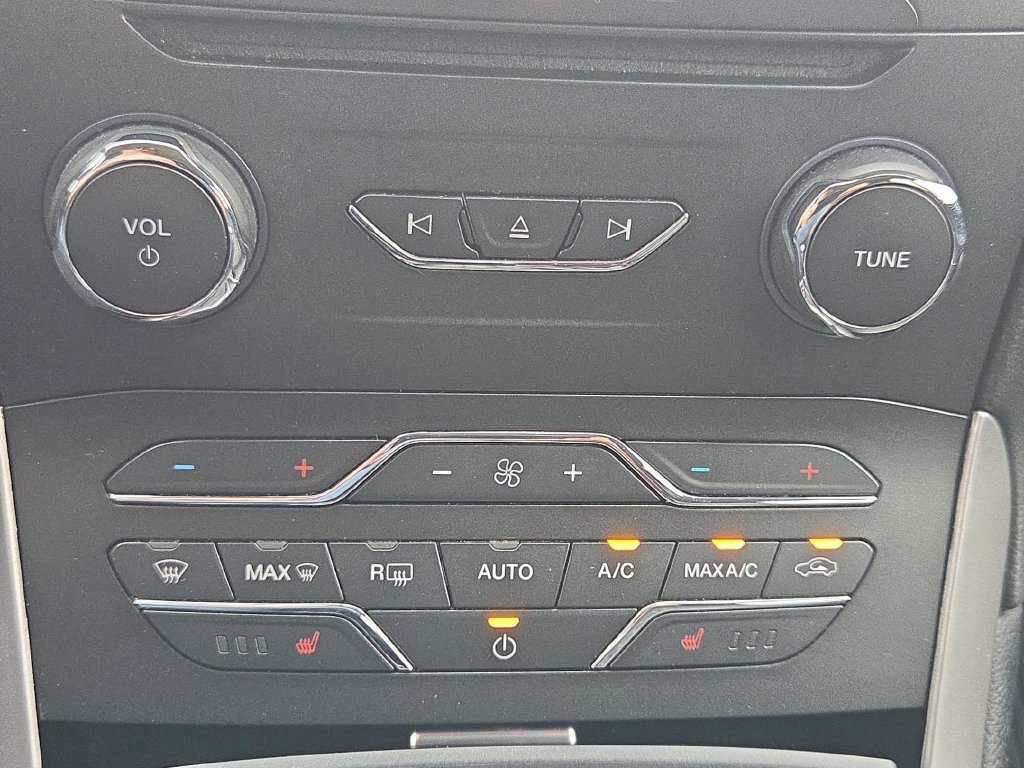 Used 2018 Ford Edge SEL w/ Equipment Group 201A AWD/4WD image 39
