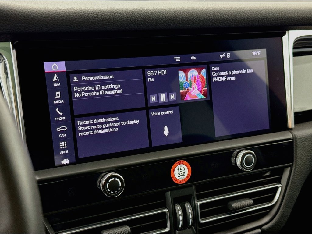 Certified 2025 Porsche Macan AWD/4WD image 18