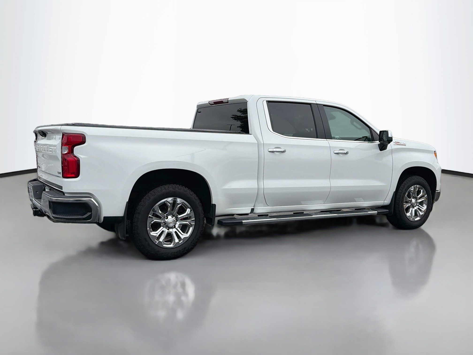 Used 2024 Chevrolet Silverado 1500 LTZ AWD/4WD image 2