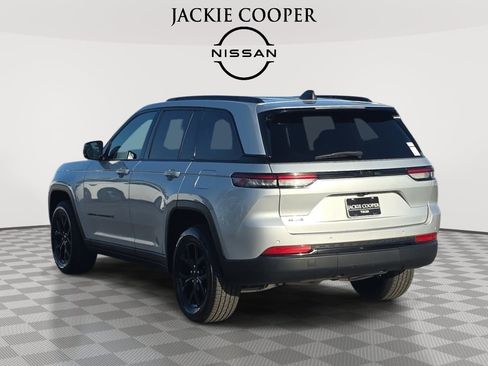 Used 2024 Jeep Grand Cherokee Altitude AWD/4WD image 7