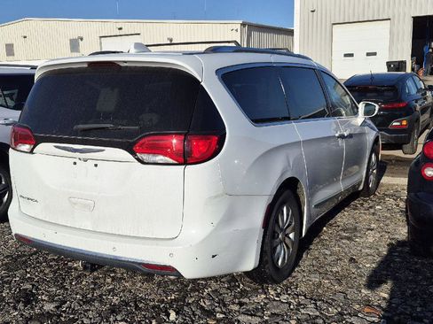 Used 2018 Chrysler Pacifica Touring-L image 3