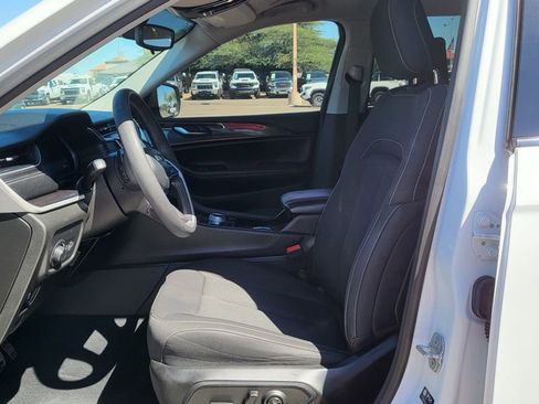 Used 2023 Jeep Grand Cherokee L Laredo image 28