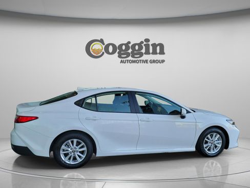 Used 2025 Toyota Camry LE image 4