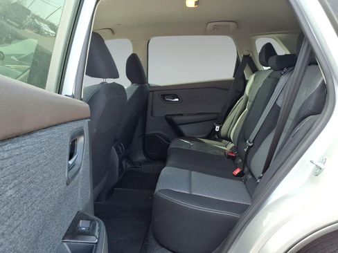 Used 2023 Nissan Rogue SV image 10