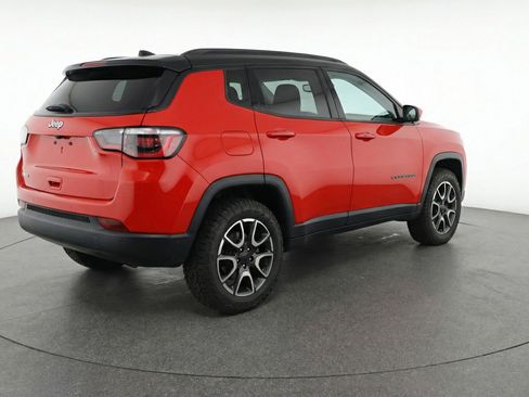 Used 2025 Jeep Compass Trailhawk AWD/4WD image 9