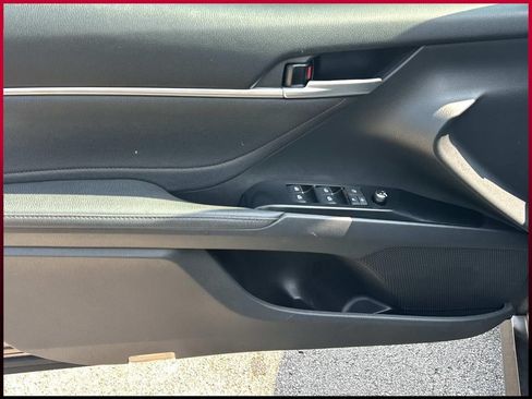 Used 2018 Toyota Camry XLE FWD image 16