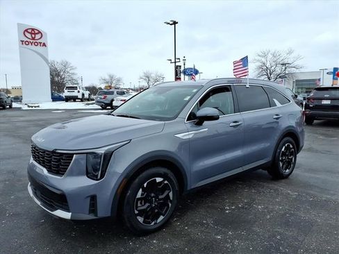Used 2024 Kia Sorento S image 8
